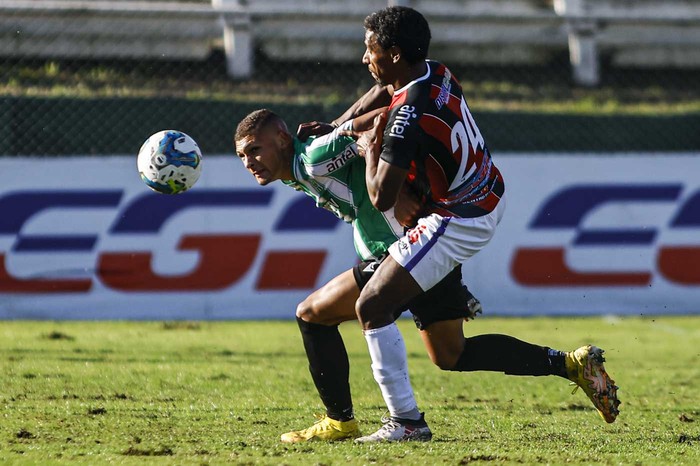 Dylan Nandín, de Racing, y Juan Álvez, de Fénix (archivo, abril de 2024). · Foto: Ernesto Ryan