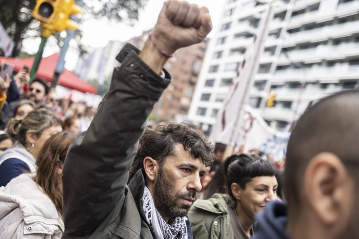 Durante el acto por el Día de los Trabajadores, sobre la avenida Del Libertador, en Montevideo (archivo, 2024).