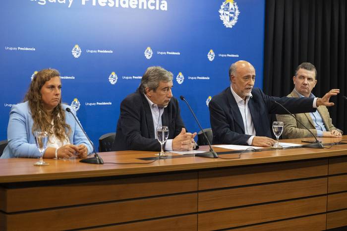 Valentina Arlegui, Mario Arizti, Pablo Mieres y Tomas Teijeiro, el 1 de mayo, en la Torre Ejecutiva. · Foto: Alessandro Maradei