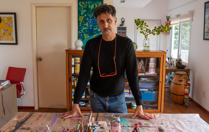 El artista Diego Bianki, en su estudio, en el Real de San Carlos de Colonia del Sacramento (archivo, abril de 2024). · Foto: Ignacio Dotti