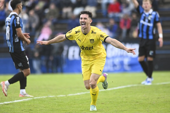 Maximiliano Silvera, de Peñarol, el 3 de mayo en el estadio Belvedere. · Foto: Alessandro Maradei