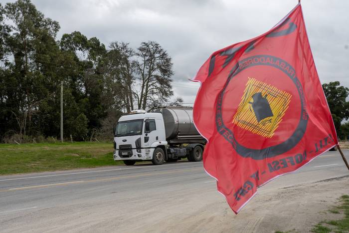 Movilización de trabajadores del transporte lácteo en la puerta de Granja Pocha, en Juan Lacaze (archivo, mayo de 2024). · Foto: Ignacio Dotti