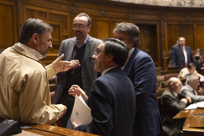 El diputado César Vega y el ministro Robert Bouvier en la Cámara de Diputados. · Foto: Ernesto Ryan