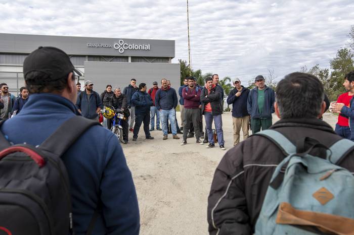 Asamblea de trabajadores de Granja Pocha en el acceso a la planta industrial, el 10 de mayo. · Foto: Ignacio Dotti