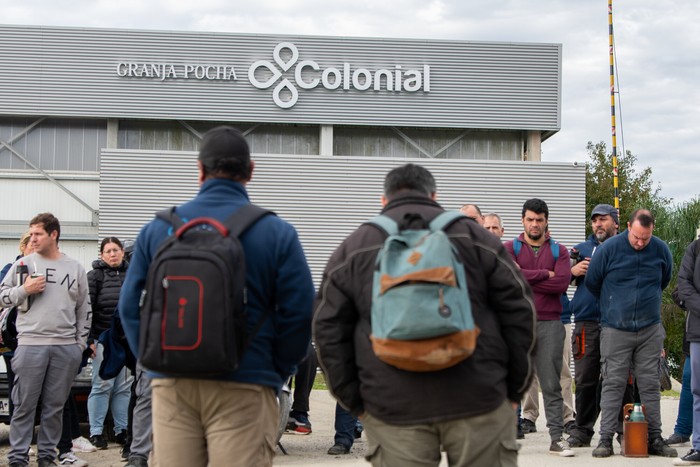 Asamblea de trabajadores de Granja Pocha en el acceso a la planta industrial, en Colonia (archivo, mayo de 2024). · Foto: Ignacio Dotti