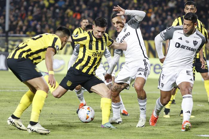 Maximiliano Silvera, de Peñarol, y Alan Franco, de Atlético Mineiro, el 14 de mayo, en el estadio Campeón del Siglo. · Foto: Camilo dos Santos