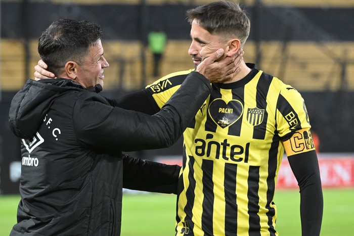 Antonio Pacheco, director técnico de Wanderers, y Gastón Ramírez, de Peñarol, en el estadio Campeón del Siglo (archivo, mayo de 2024). · Foto: Guillermo Legaria