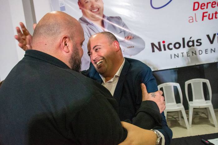 Carlos Fernández y Nicolás Viera, precandidatos a la intendencia de Colonia, el 16 de mayo, durante el lanzamiento de campaña de Viera en el Club Rosario Atlético de la ciudad de Rosario. · Foto: Ignacio Dotti