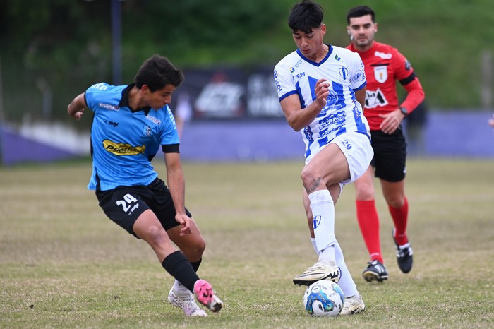 Fernando Mimbacas (D), de Juventud de las Piedras, durante un partido ante Uruguay Montevideo (archivo, 2024). · Foto: Alessandro Maradei