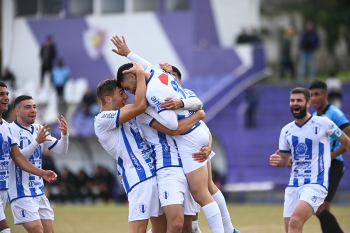 Pablo Pírez, de Juventud de Las Piedras, festeja su gol a Uruguay Montevideo en el estadio Parque Capurro (archivo, mayo de 2024). · Foto: Alessandro Maradei