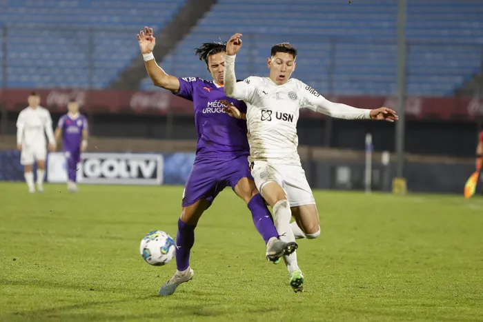 Nicolás Rodríguez, de Defensor Sporting y Esteban Obregón, de Montevideo City Torque, durante la final Copa AUF Uruguay, en el estadio Centenario (archivo). · Foto: Camilo dos Santos