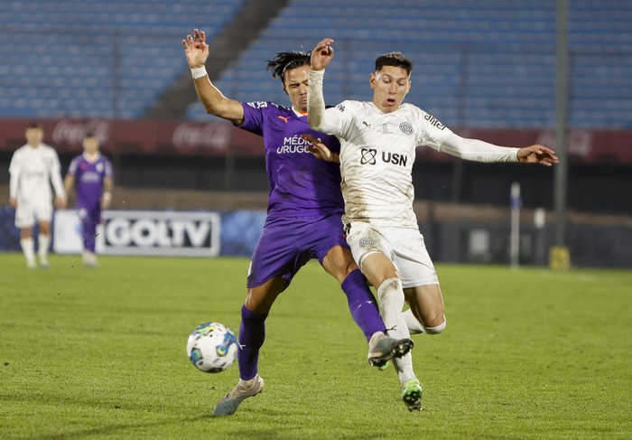 Nicolás Rodríguez, de Defensor Sporting, y Esteban Obregón, de Montevideo City Torque, durante la final de la copa Auf Uruguay, el 5 de mayo, en el estadio Centenario. · Foto: Camilo dos Santos