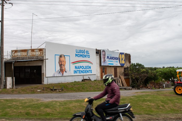 Cartelería política en ingreso a Colonia del Sacramento · Foto: Ignacio Dotti