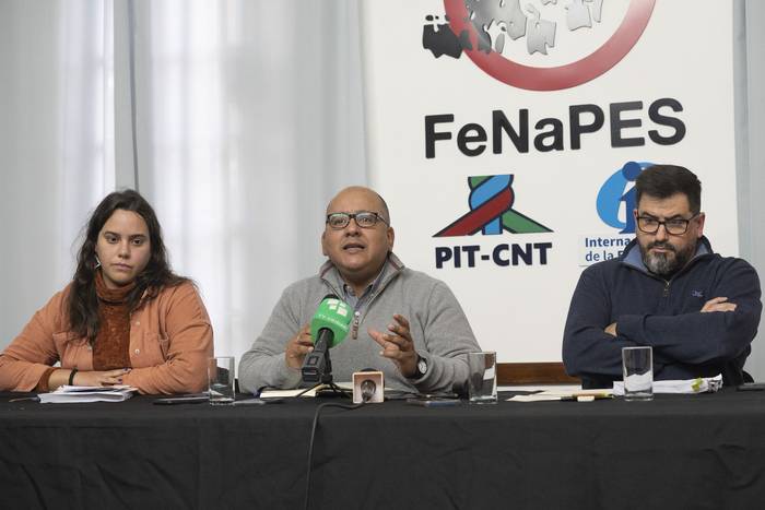 Camila Menchaca, José Olivera y Emiliano Mandacen, el 24 de mayo, durante la conferencia de prensa en el local sindical. · Foto: Alessandro Maradei