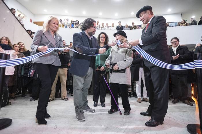 Carolina Cosse, Mauricio Zunino, Laura Pouso, Estela Medina y Levón Burunsuzian, durante la inauguración de la sede de la Escuela Multidisciplinaria de Arte Dramático (EMAD). · Foto: Camilo dos Santos