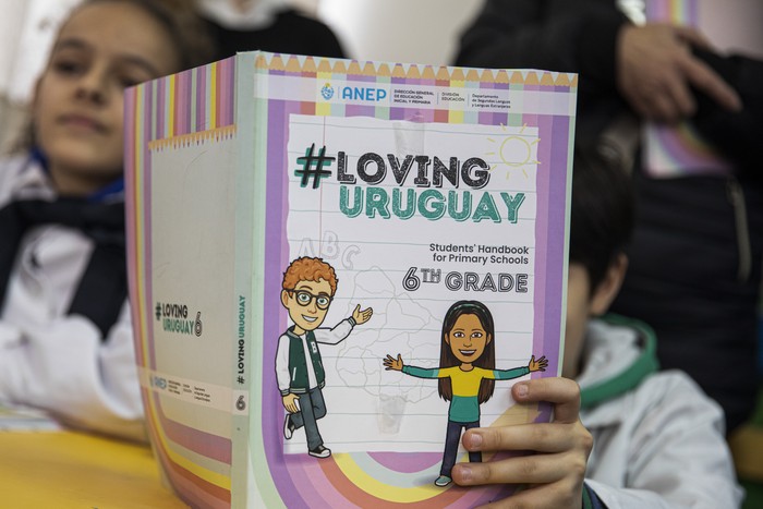 Primer libro escolar de inglés _#Loving Uruguay_ (archivo, mayo de 2024). · Foto: Ernesto Ryan