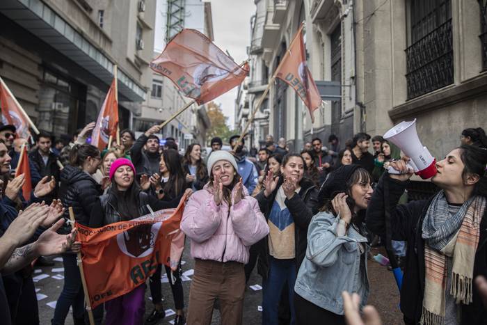 Movilización de la Asociación de Funcionarios Electorales del Uruguay, el 30 de mayo, frente a la Corte Electoral. · Foto: Ernesto Ryan