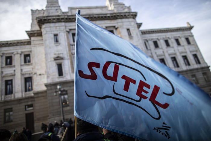 Movilización de Sutel frente al Palacio Legislativo (archivo, junio de 2024). · Foto: Ernesto Ryan