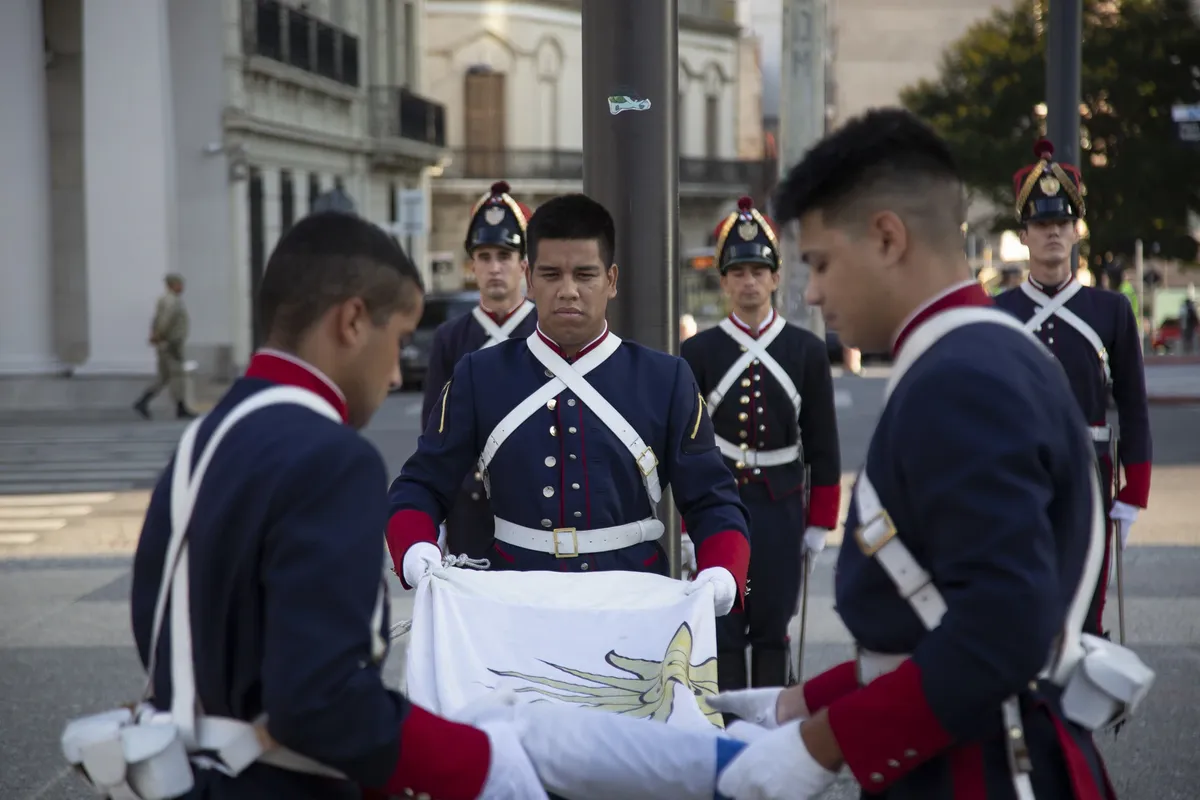 El cambio de guardia en plaza Independencia incorpora nuevas propuestas culturales y turísticas