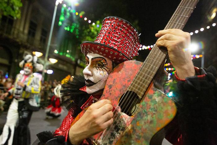 Murga Agarrate Catalina, durante el desfile inaugural del Carnaval 2020. · Foto: .
