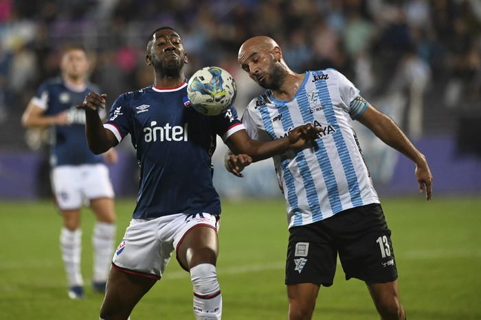 Gonzalo Carneiro, de Nacional, y Pablo Lacoste, de Cerro, por el Torneo Intermedio, en el estadio Luis Franzini (archivo, junio de 2024). · Foto: Alessandro Maradei