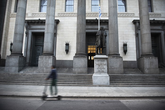 Casa central del Banco de la República Oriental del Uruguay (archivo, junio de 2024). · Foto: Gianni Schiaffarino