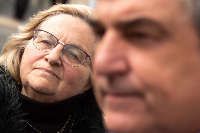 Graciela Bianchi, Sergio Botana, a la salida de la Seccional 1, en Montevideo (archivo, junio de 2024). · Foto: Gianni Schiaffarino