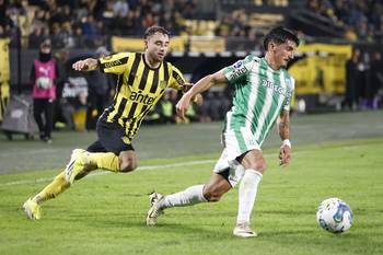 Lucas Rodríguez, de Racing, durante un partido ante Peñarol en el estadio Campeón del Siglo. (archivo, abril de 2024) · Foto: Camilo dos Santos