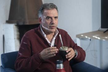 El presidente Yamandú Orsi, en su casa en Salinas (archivo, junio de 2025). · Foto: Alessandro Maradei