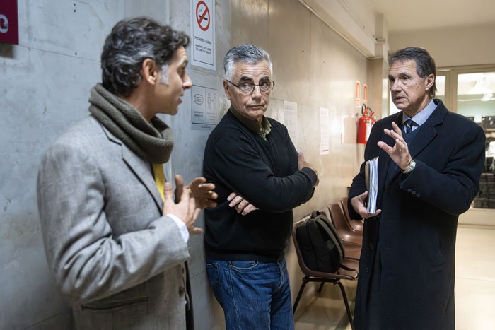 Rodrigo Speranza, Raúl Viñas y Carlos Roselló, el 18 de junio, durante la audiencia en el Juzgado Letrado de la calle San José, en Montevideo. · Foto: Mara Quintero