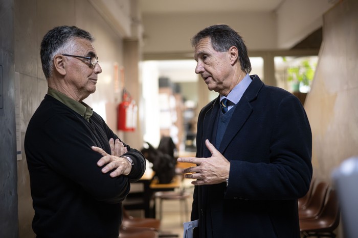 Carlos Roselló y Raúl Viñas, en la sede del Juzgado Letrado en Primera Instancia de lo Contencioso Administrativo, en Montevideo (archivo, junio de 2024). · Foto: Mara Quintero