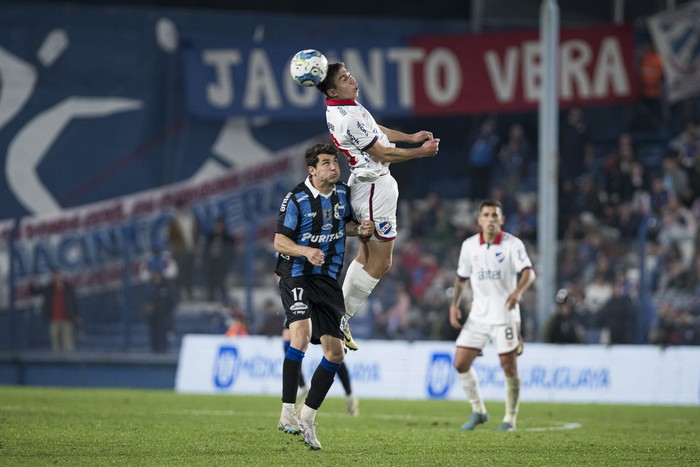 Lucas Sanabria, de Nacional, y Franco Nicola, de Liverpool, durante un partido por el Torneo Intermedio en el estadio Gran Parque Central (archivo, junio de 2024). · Foto: Enzo Santos