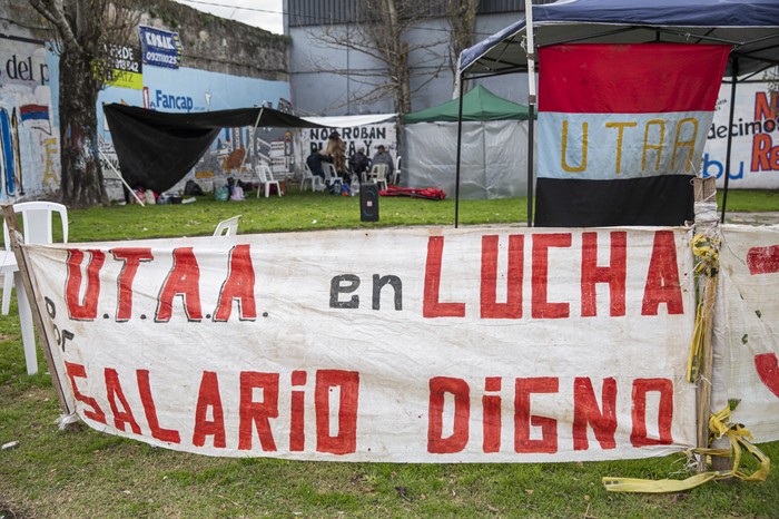 Campamento de UTAA frente al Palacio Legislativo. (archivo, junio de 2024) · Foto: Rodrigo Viera Amaral