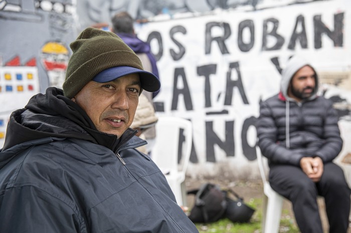 Francisco de Mora, secretario general de UTAA, en el campamento que los trabajadores instalaron frente al Palacio Legislativo. · Foto: Rodrigo Viera Amaral