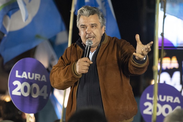 Carlos Camy, durante el acto de cierre de campaña de Laura Raffo, en la plaza Independencia de Montevideo (archivo, junio de 2024). · Foto: Alessandro Maradei