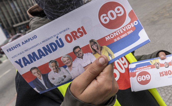 Entrega de listas en Montevideo. · Foto: Ernesto Ryan