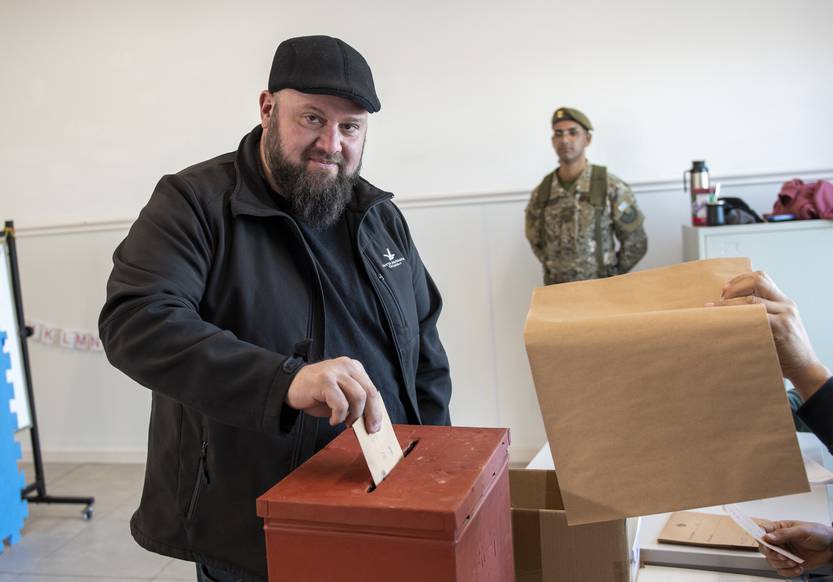 Carlos Fernández, precandidato a la Intendencia de Colonia del Frente Amplio, en el Jardín 145 de Juan Lacaze, departamento de Colonia