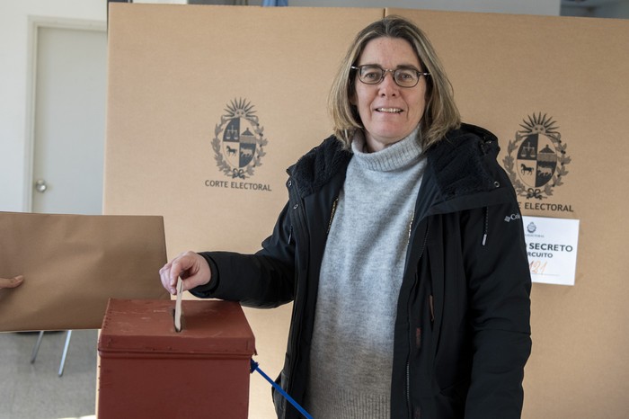 Nibia Reisch, diputada del Partido Colorado, votó en la Escuela del Hogar en Nueva Helvecia. · Foto: Ignacio Dotti