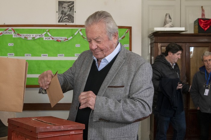 El intendente de Colonia, Carlos Moreira, al momento de votar. · Foto: Ignacio Dotti