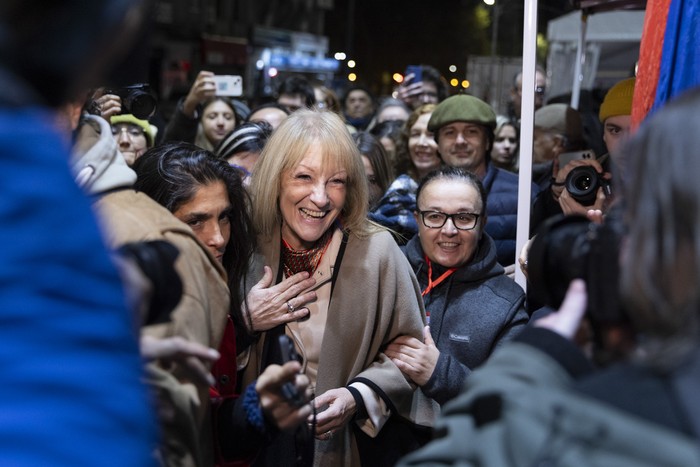 Carolina Cosse cuando llegaba a su sede de campaña. · Foto: Ernesto Ryan