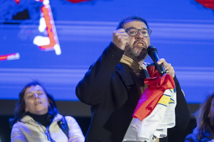 Fernando Pereira, durante el acto realizado frente a la sede del Frente Amplio para anunciar la fórmula presidencial Yamandú Orsi - Carolina Cosse. · Foto: Ernesto Ryan