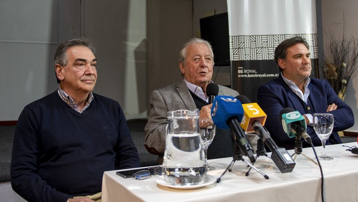 Guillermo Rodríguez, Carlos Moreira y Mario Colman, durante la conferencia de prensa realizada en el Hotel Royal de Colonia del Sacramento. · Foto: Ignacio Dotti
