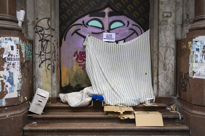 Persona en situación de calle en el Centro de Montevideo. · Foto: Ernesto Ryan