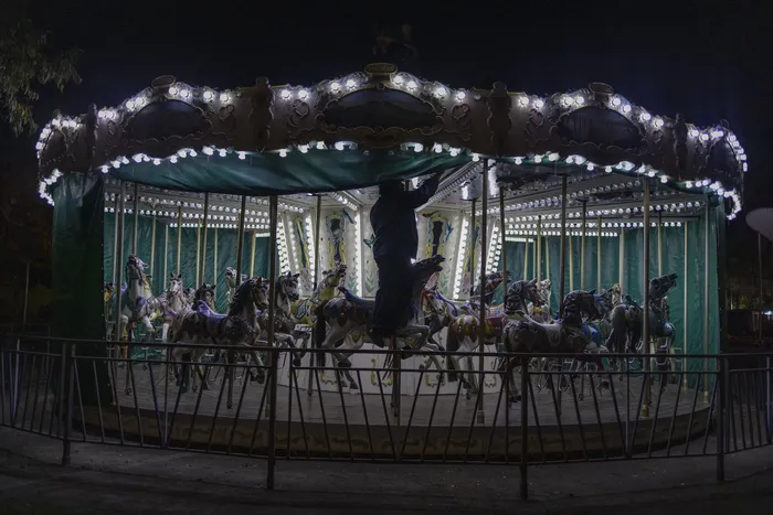 Trabajador en el Parque Rodó (archivo, julio de 2024). · Foto: Ernesto Ryan