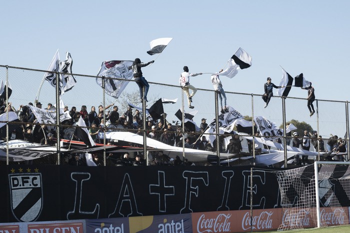 Hinchas de Danubio en el estadio María Mincheff de Lazaroff (archivo, julio de 2024). · Foto: Mara Quintero