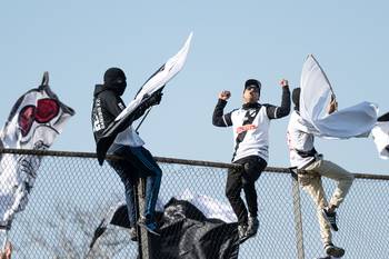 Hinchada de Danubio en el estadio Jardines del Hipódromo (archivo, julio de 2024). · Foto: Mara Quintero