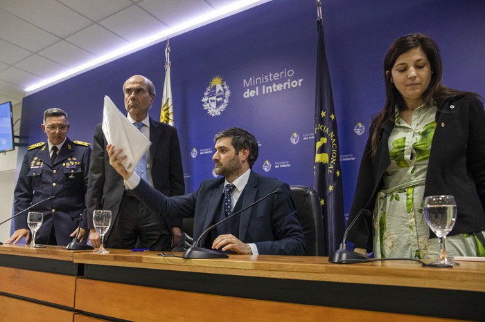 José Manuel Azambuya, Pablo Abdala,  Nicolás Martinelli, María José Oviedo, en el Ministerio del Interior. · Foto: Rodrigo Viera Amaral