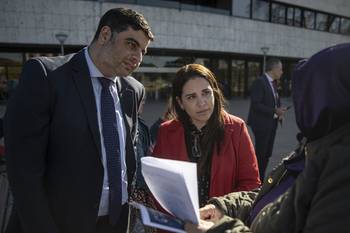 Pedro Jisdonian y María Eugenia Roselló, con delegados de trabajadores sexuales frente al Palacio Legislativo (archivo, julio de 2024). · Foto: Mara Quintero
