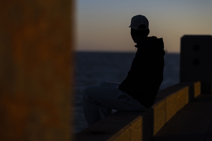 Foto principal del artículo 'En 2024, cada tres días hubo un suicidio de un joven menor de 24 años: representaron el 16% del total de casos' · Foto: Ernesto Ryan Foto principal del artículo 'En 2024, cada tres días hubo un suicidio de un joven menor de 24 años: representaron el 16% del total de casos' · Foto: Ernesto Ryan