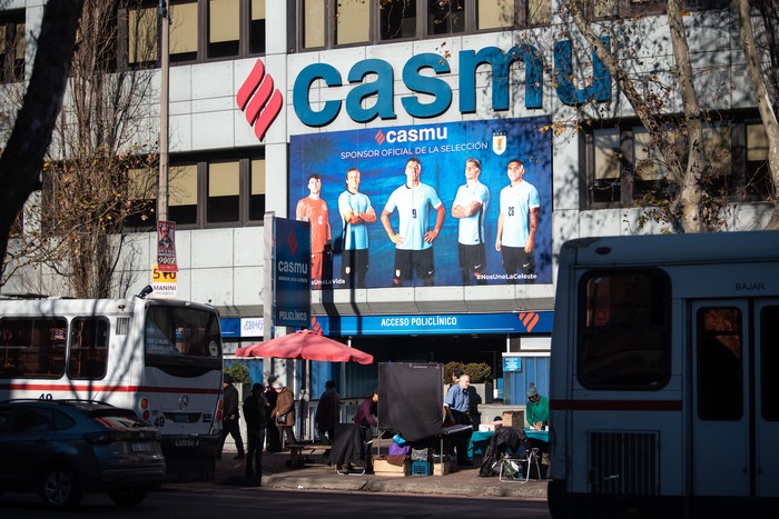 Foto principal del artículo 'Los trabajadores del Casmu resolvieron en asamblea que por el momento no van a ocupar la mutualista' · Foto: Gianni Schiaffarino